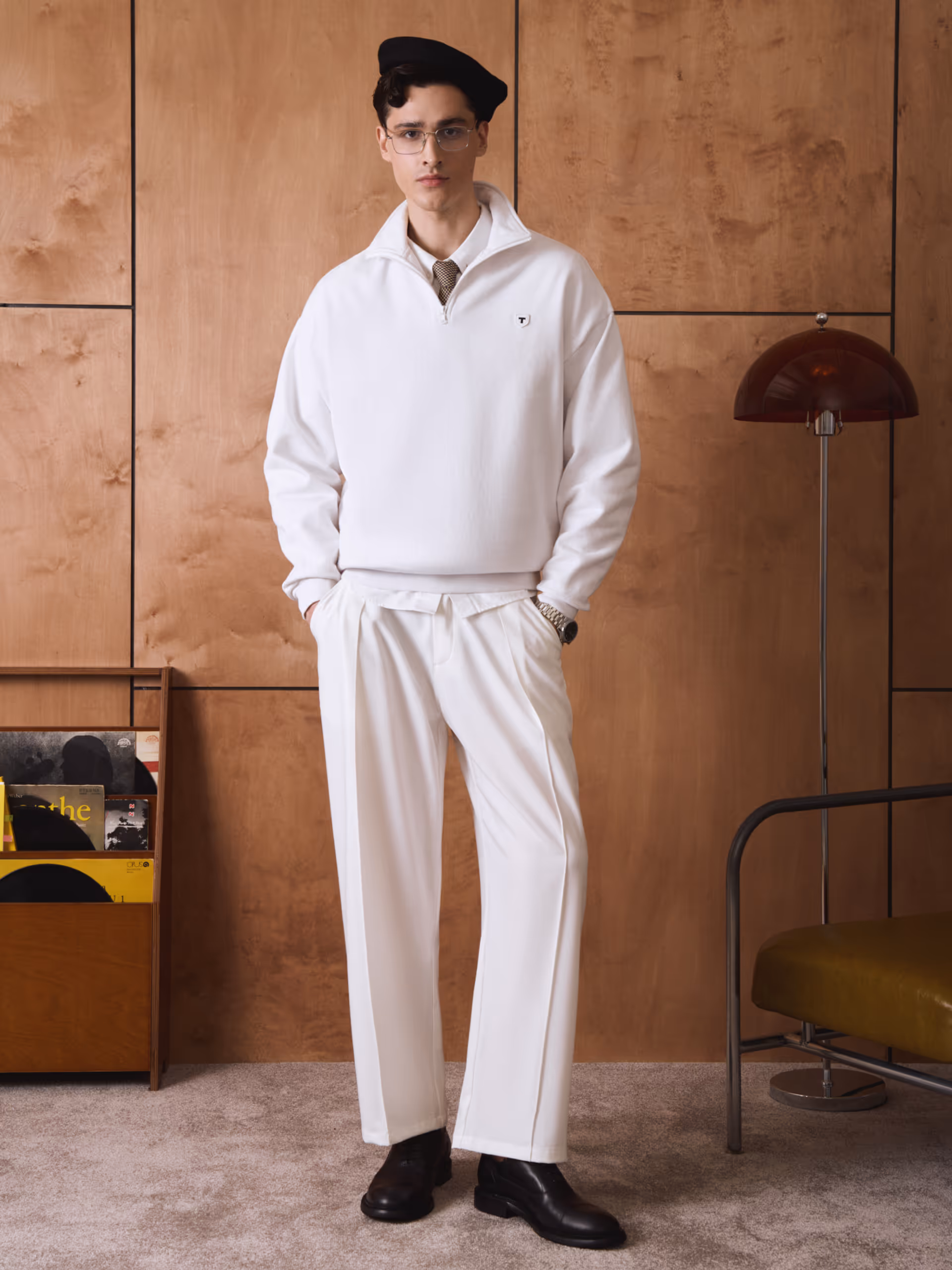 Белый свитшот с воротником