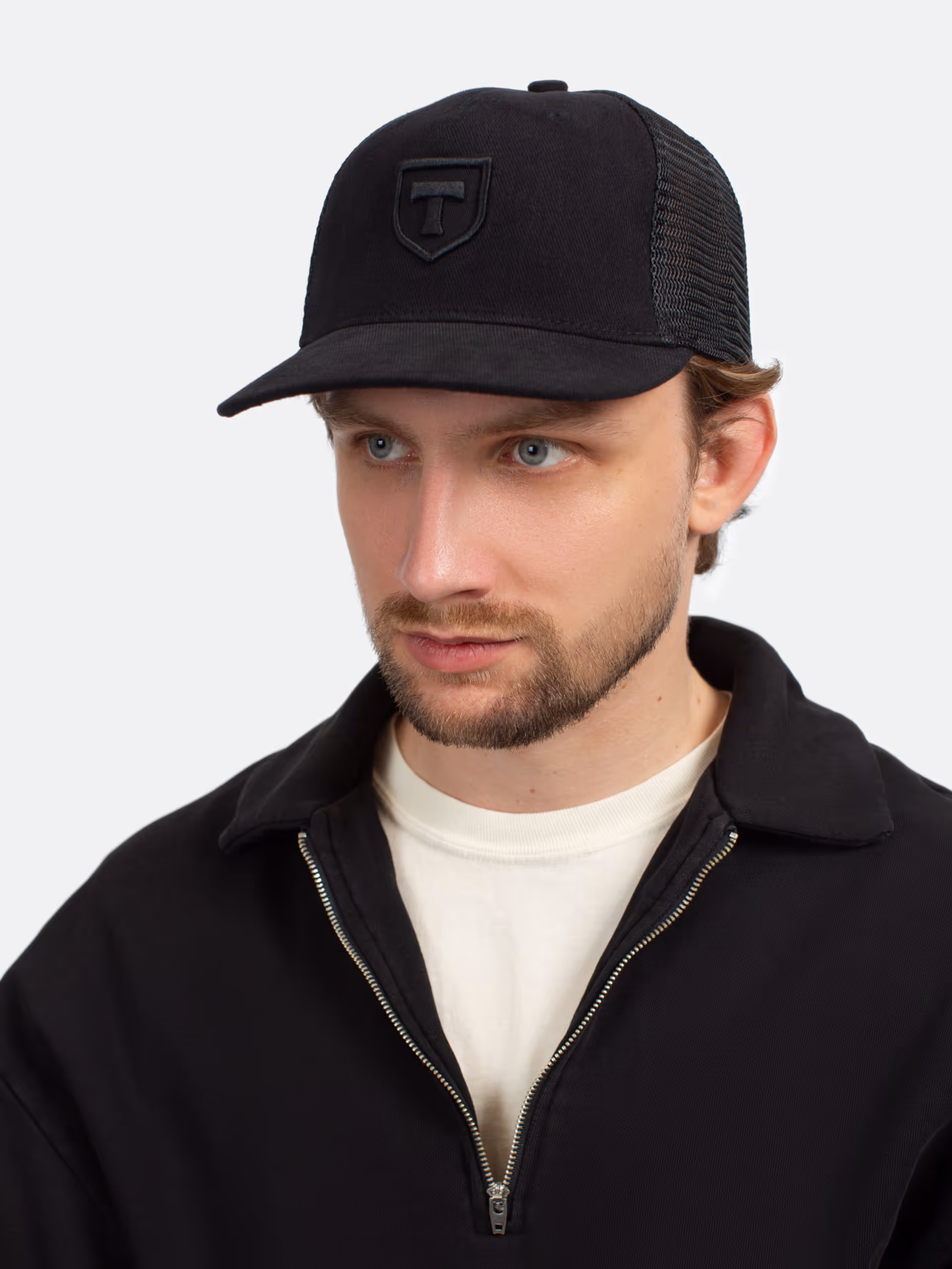 Черная кепка‑тракер